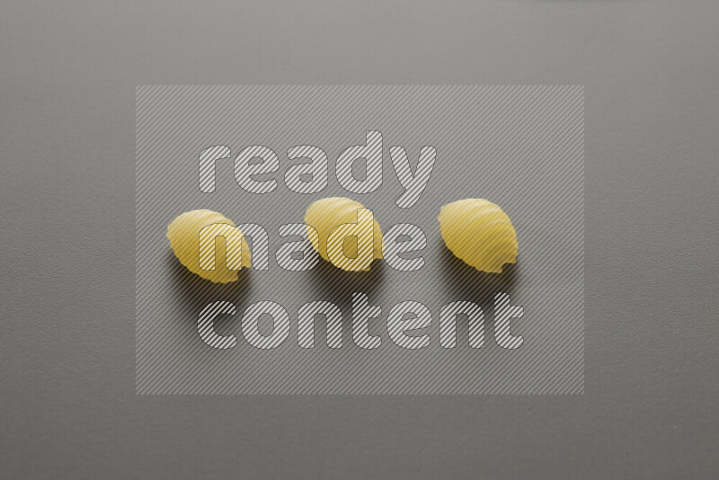 معكرونة ودعة علي خلفية رمادية