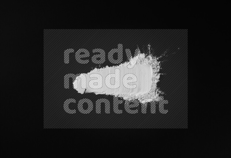 أشكال من المسحوق الأبيض علي خلفية سوداء