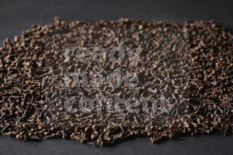 حبوب القرنفل المنتشر علي خلفية سوداء