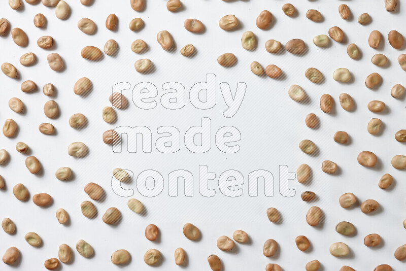 حبوب الفول علي خلفية بيضاء