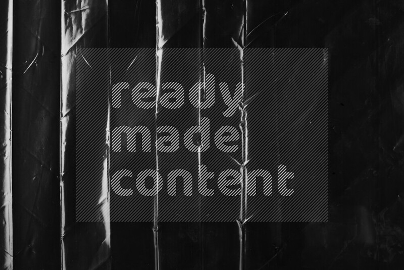 تظهر الصورة سطح من البلاستيك علي خلفية داكنة