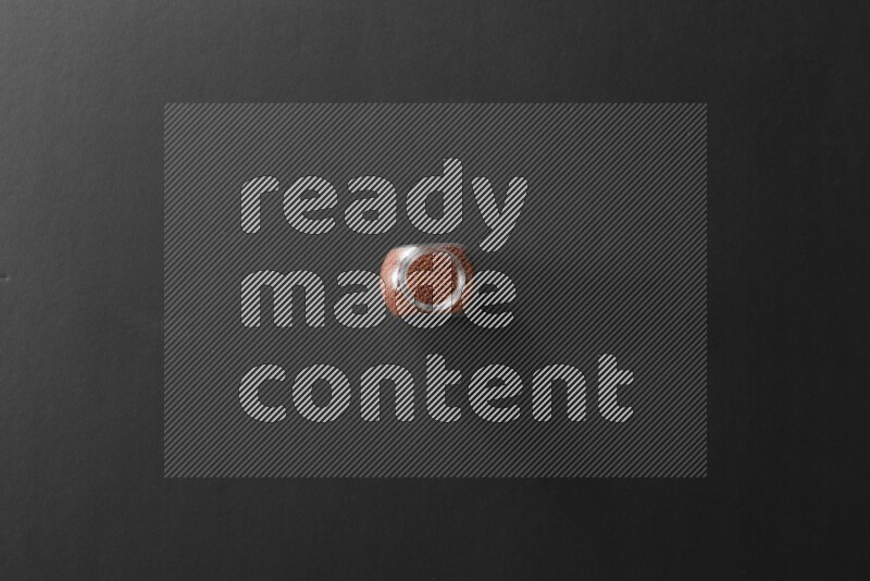 حب الرشاد في وعاء زجاجي علي خلفية سوداء