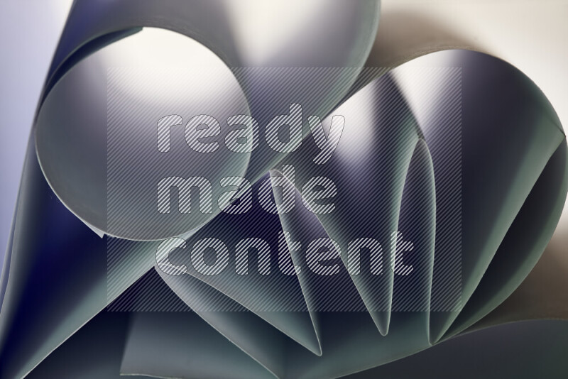 عرض فني لطيات الورق تخلق مزيج من الأشكال الهندسية، مضاءة بإضاءة ناعمة بدرجات اللون الأخضر