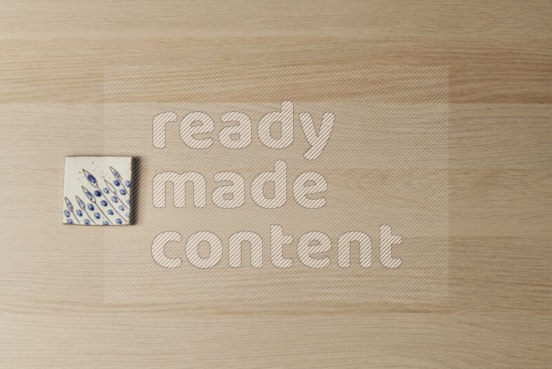 قواعد أكواب فخارية مزخرفة على خلفية خشبية فاتحة