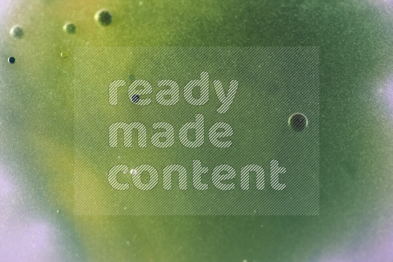 لقطات مقربة لقطرات ألوان مائية صفراء وزرقاء وخضراء على سطح الزيت على خلفية بيضاء