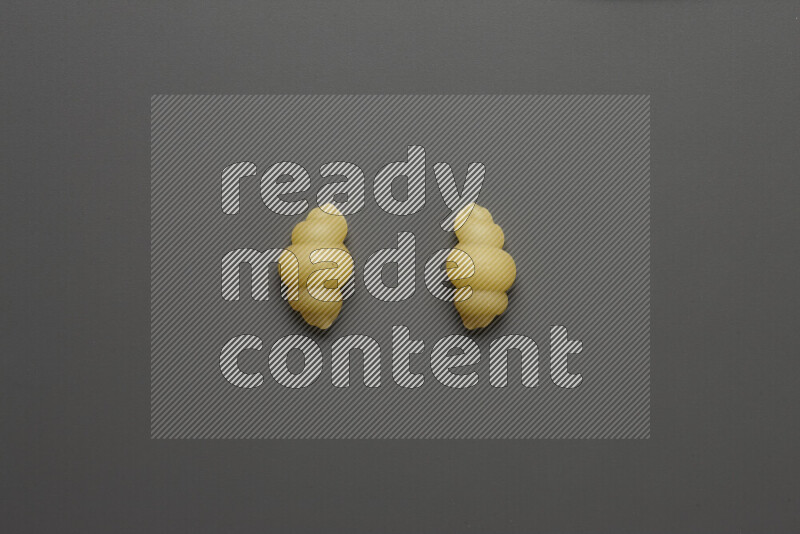 معكرونة قواقع علي خلفية رمادية