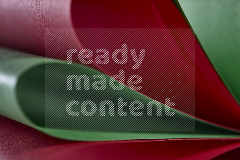 فن تجريدي يعرض المنحنيات المرتبة للأوراق باللون الأحمر والأخضر