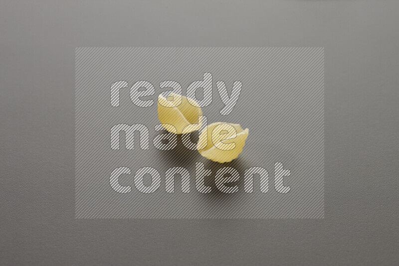 معكرونة ودعة علي خلفية رمادية