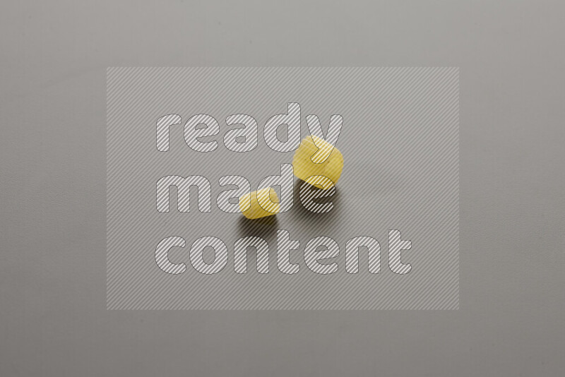 معكرونة مرمرية مع أنواع أخري من المعكرونة علي خلفية رمادية