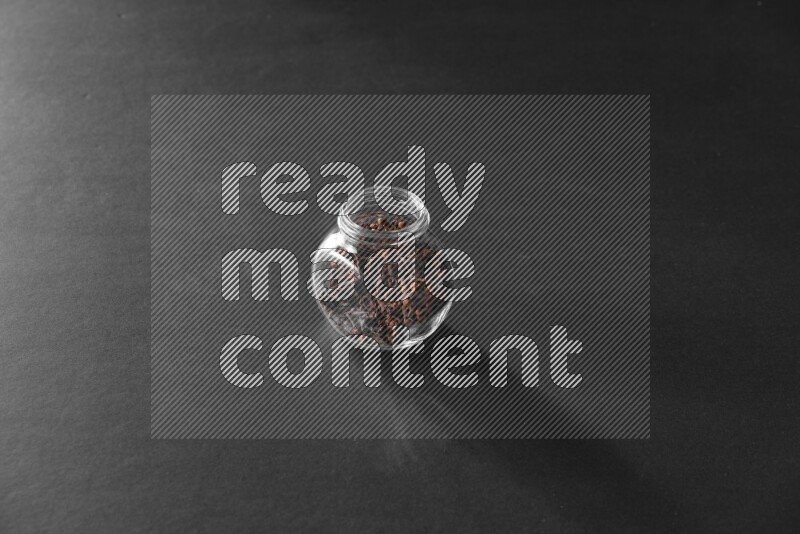 قرنفل في وعاء زجاجي علي خلفية سوداء