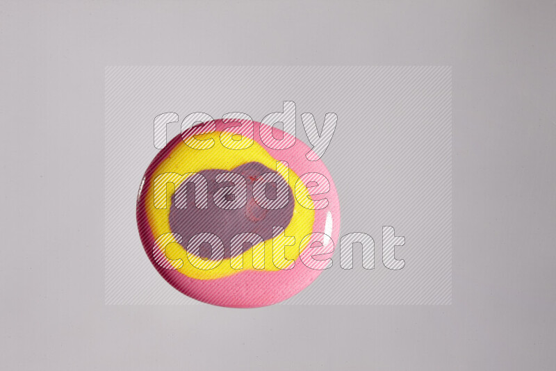 لقطات مقربة لألوان متنوعة تمتزج على خلفية رمادية