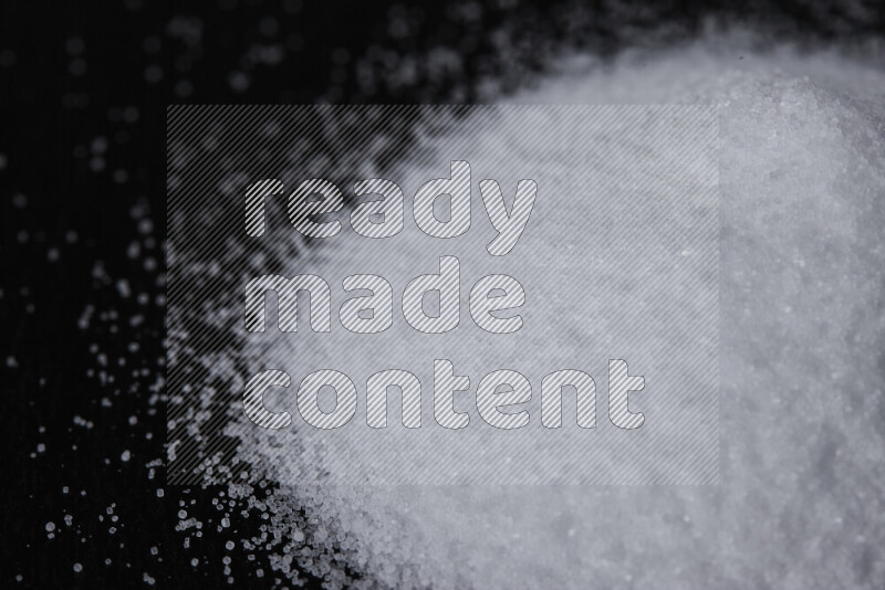 حفنة من ملح الطعام الناعم على خلفية سوداء