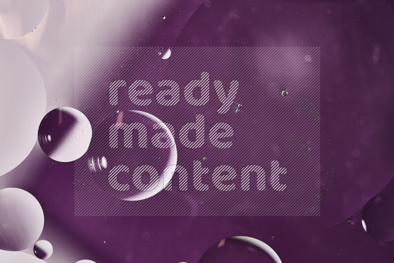 لقطات مقربة لفقاعات من الزيت على سطح الماء باللون الأبيض والأرجواني