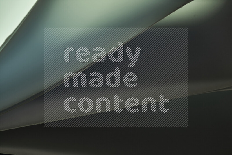 فن تجريدي يعرض منحنيات مع تدرجات الألوان الباردة مكونه بضوء ملون