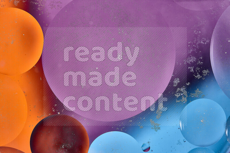 لقطات مقربة لفقاعات من الزيت على سطح الماء باللون الأزرق والبرتقالي والأرجواني