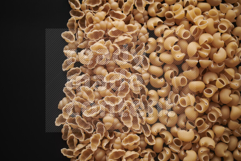 أنواع مختلفة من المعكرونة علي خلفية سوداء
