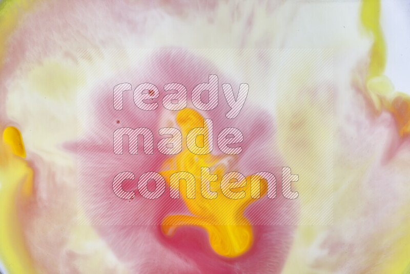 لقطة مقربة لأنماط دوامية باللون الأصفر والأحمر والأبيض