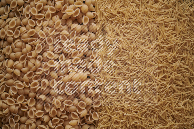 نوعين من المعكرونة علي الخلفية كاملة