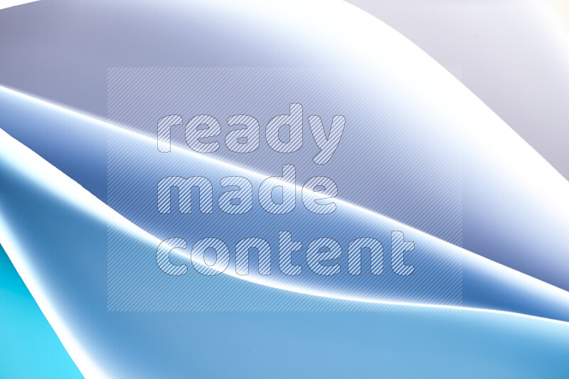 هذه الصورة تعرض تكوين فن الورق التجريدي مع منحنيات ورقية بتدرجات اللون الأزرق والأبيض المكونه بواسطة الضوء الملون