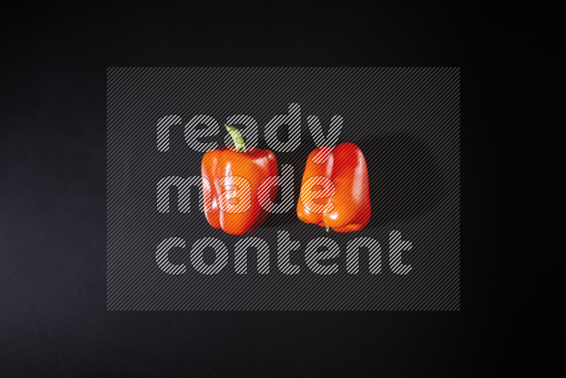 فلفل أحمر حلو علي خلفية سوداء