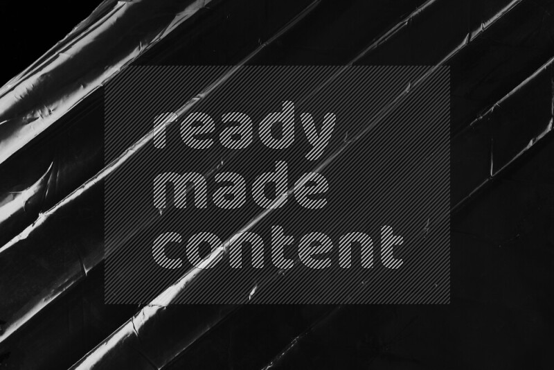 تظهر الصورة سطح من البلاستيك علي خلفية داكنة