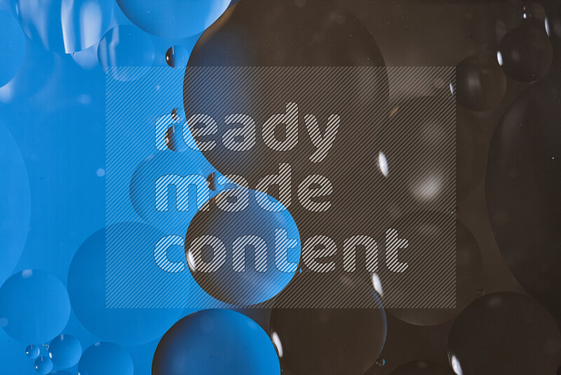 لقطات مقربة لفقاعات من الزيت على سطح الماء باللون الأزرق والبني