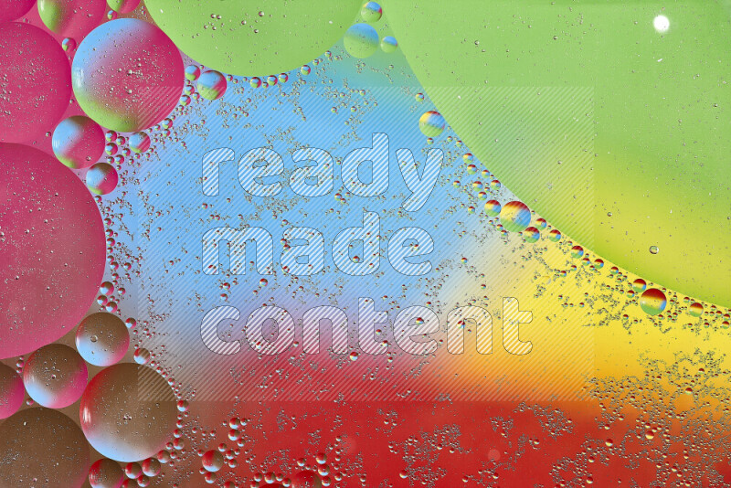 لقطات مقربة لفقاعات من الزيت على سطح الماء بألوان متنوعة