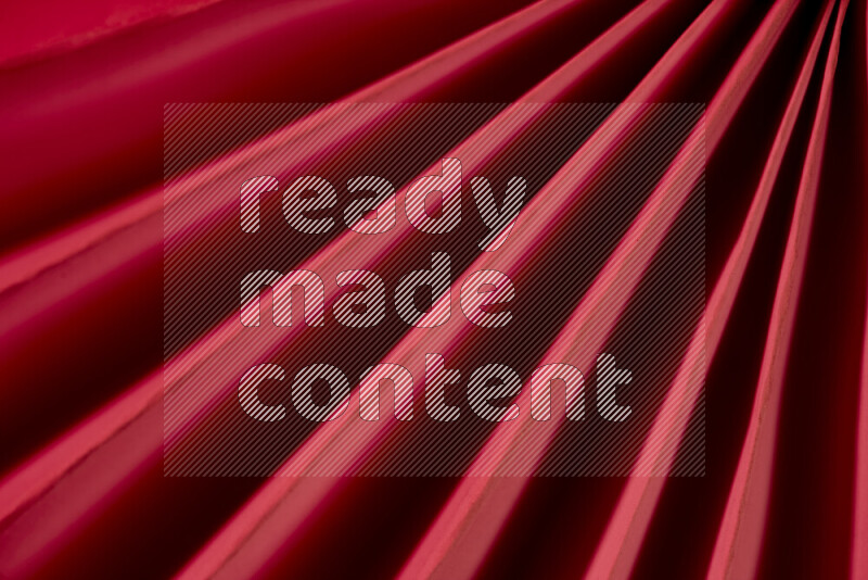 صورة تقدم نمط تجريدي ورقي من الخطوط المائلة بدرجات اللون الأحمر