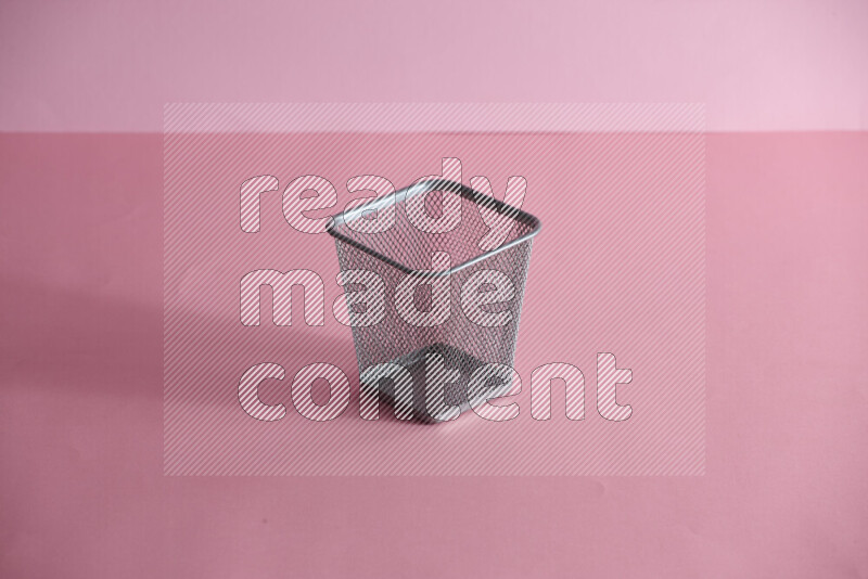 أقلام ومستلزمات مدرسية مختلفة أخري في حامل أقلام معدني على خلفية وردية