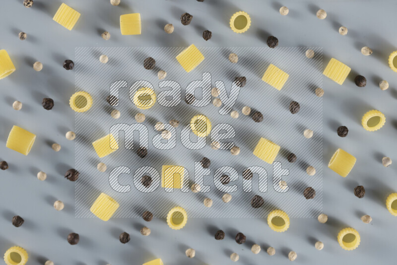 معكرونة مع مكونات متنوعة من الطماطم والثوم والبصل والفلفل الأحمر والفلفل الأسود والفلفل الأبيض وأوراق الغار وإكليل الجبل والهيل و مشروم على خلفية زرقاء فاتحة