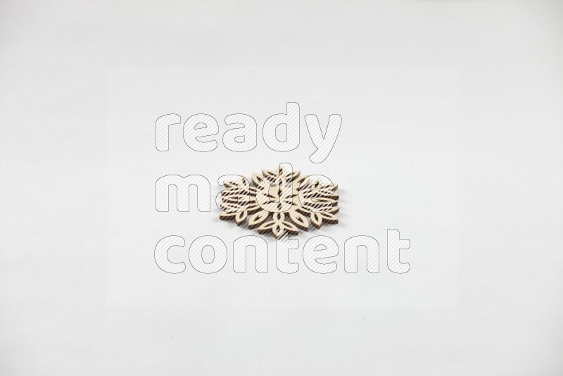 قواعد أكواب خشبية مصنوعة يدويًا على خلفية بيضاء