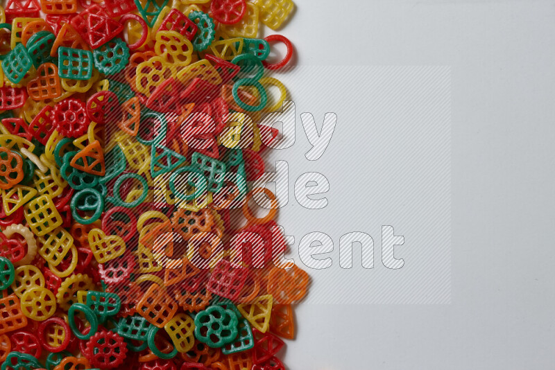 تسالي علي خلفية بيضاء