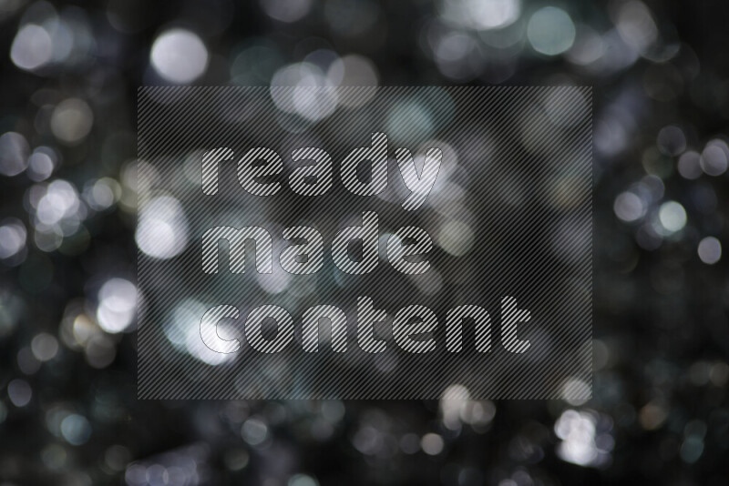 قطع زجاج سوداء شفافة متناثرة على خلفية سوداء