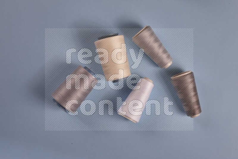 مجموعة من أدوات الخياطة والتفصيل رمادية اللون على خلفية زرقاء