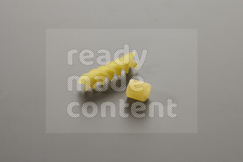 معكرونة خواتم مع أنواع أخري من المعكرونة علي خلفية رمادية