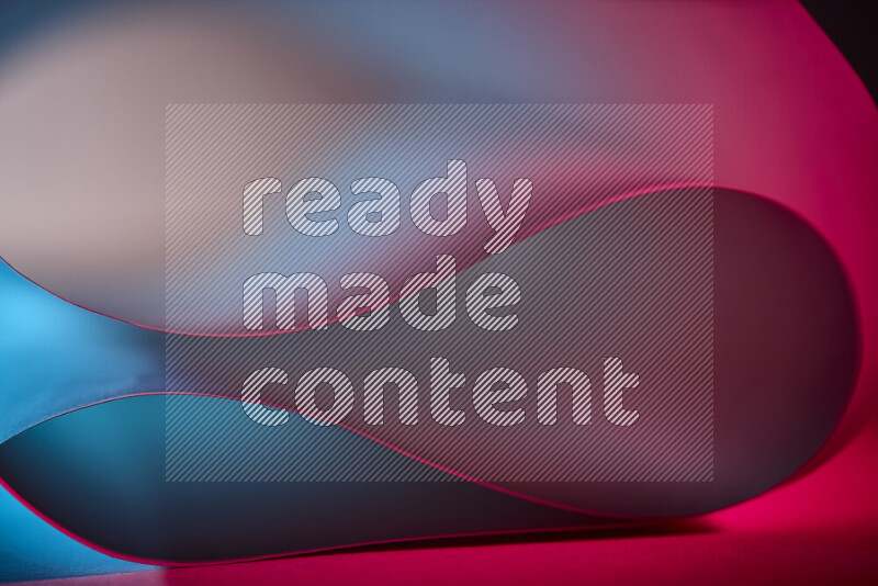 فن تجريدي يعرض منحنيات وتدرجات اللون الأزرق والأحمر مكونه بضوء ملون