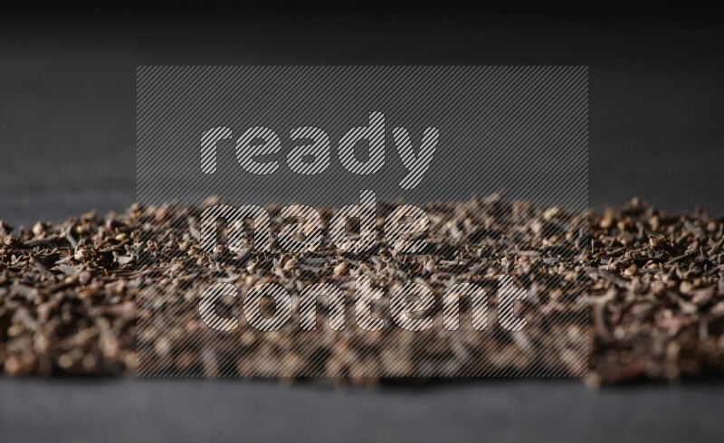 حبوب القرنفل المنتشر علي خلفية سوداء