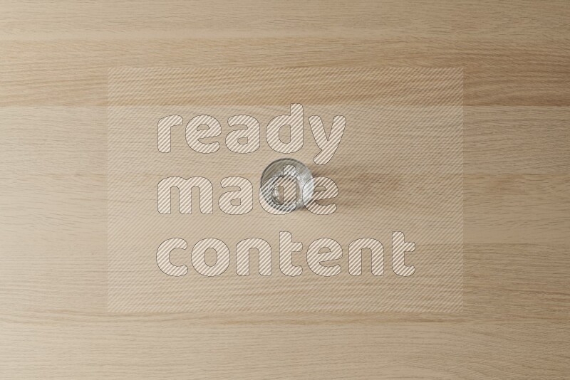 كوب زجاجي فارغ على خلفية خشبية فاتحة