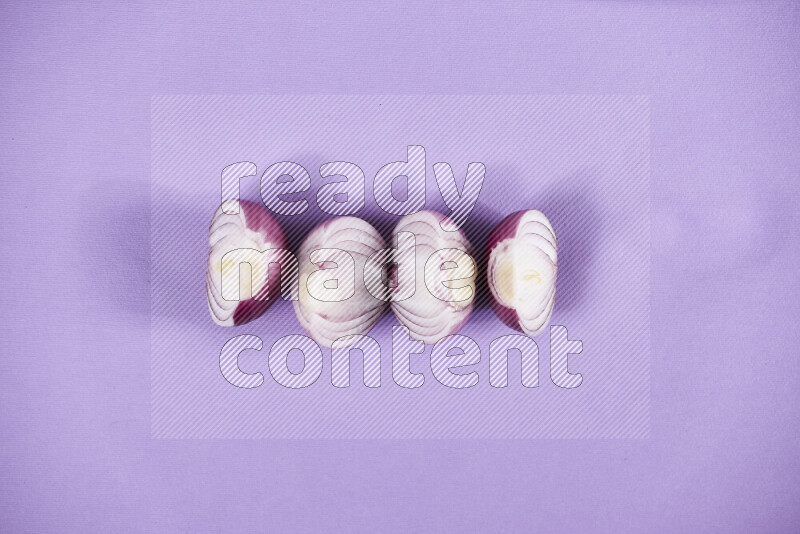 أنصاف بصل أحمر على خلفية أرجوانية