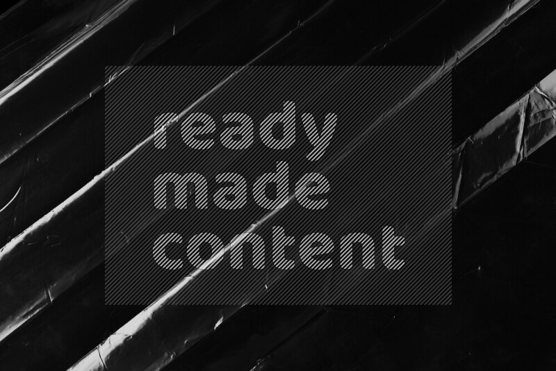 تظهر الصورة سطح من البلاستيك علي خلفية داكنة