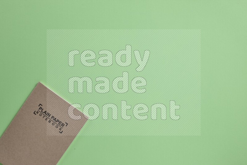 دفتر ملاحظات على خلفية خضراء