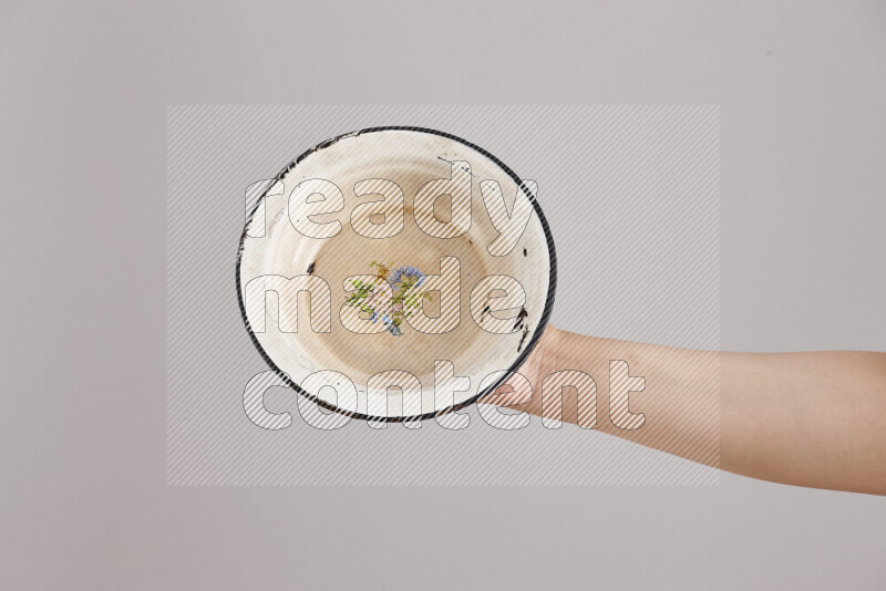 امرأة تحمل بيديها أدوات معدنية مختلفة في أوضاع متعددة