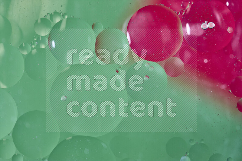 لقطات مقربة لفقاعات من الزيت على سطح الماء باللون الأخضر والأحمر