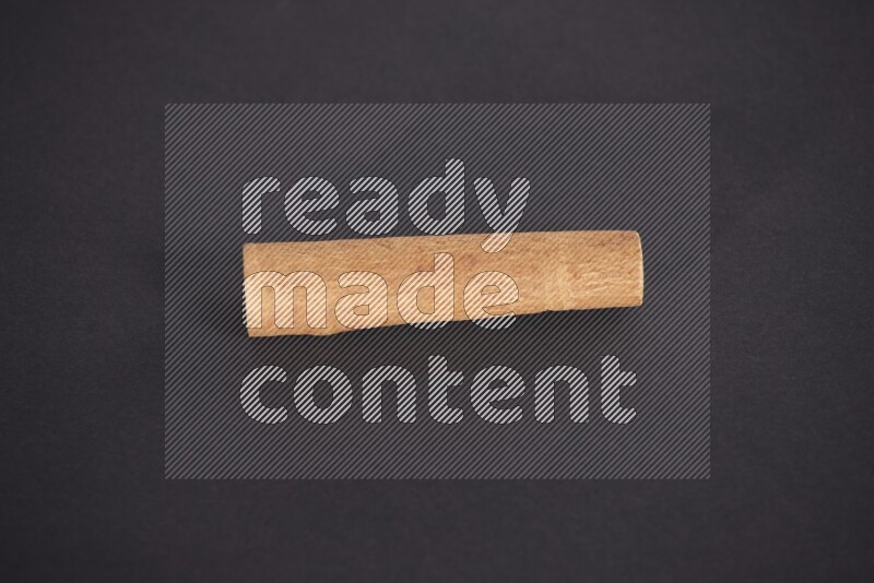 عود قرفة واحد علي خلفية سوداء