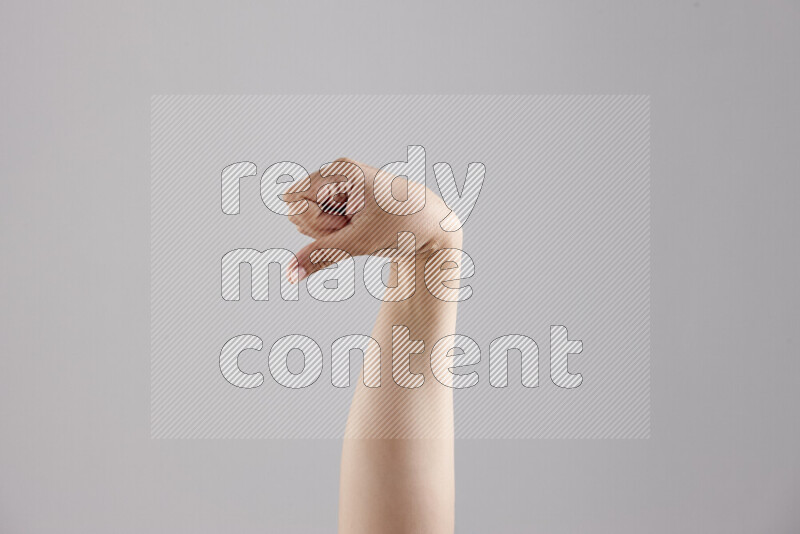 امرأة تشير بيديها بلغة الإشارات المختلفة